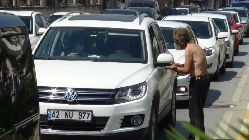 Sürücüleri çileden çıkardı, polis müdahalesiyle uzaklaştırıldı
