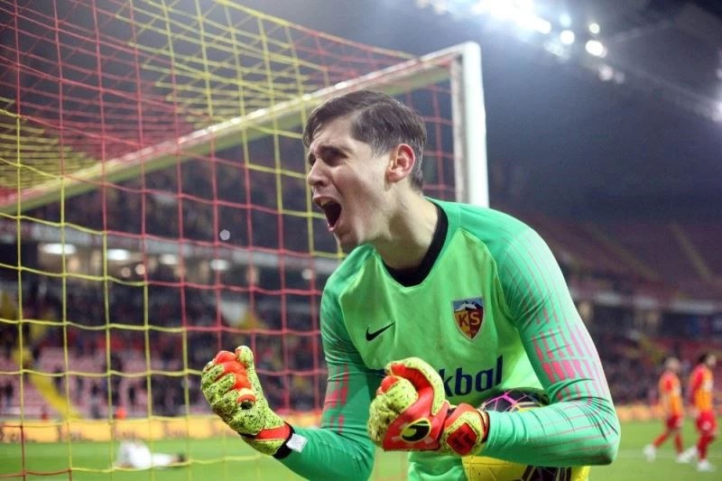 Kayserisporlu futbolcular sevinçli
