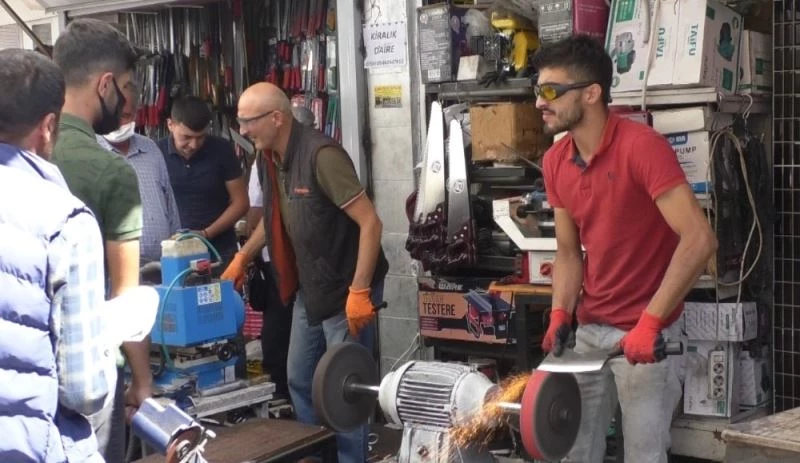 Kars’ta bıçaklar kurbanlar için bileniyor
