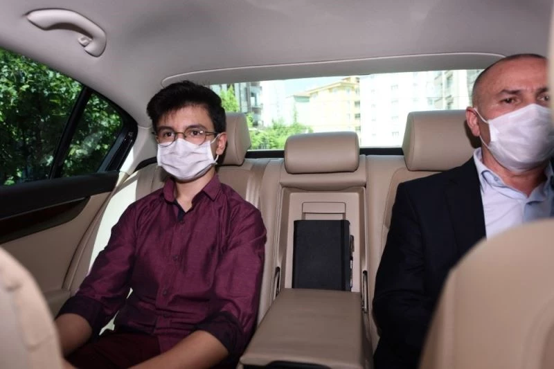 LGS birincisi, makam aracıyla ilçeyi turladı
