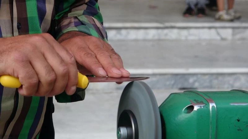 Bıçaklar kurbanlıklar için bileniyor
