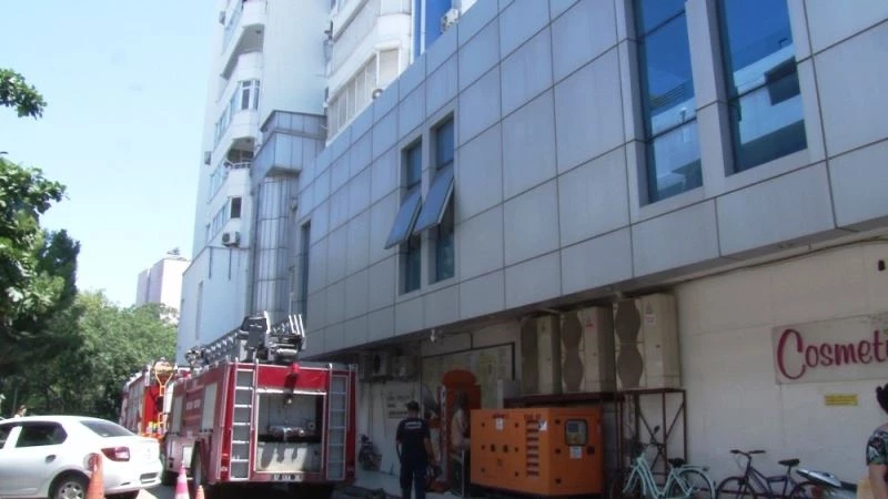 Antalya’da kapalı çarşının çatısındaki klima yangını korkuttu
