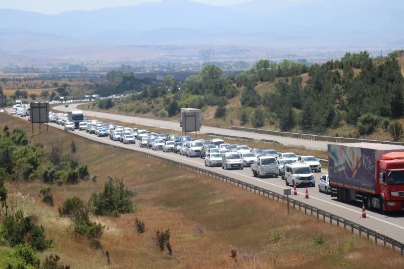 Bolu’da tatilcileri taşıyan araçlar trafiği durma noktasına getirdi

