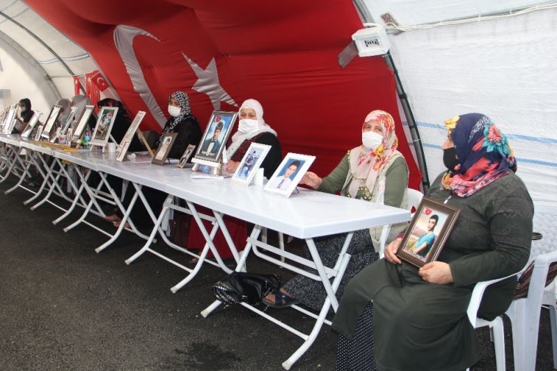 HDP önündeki ailelerin evlat nöbeti 332’nci günde

