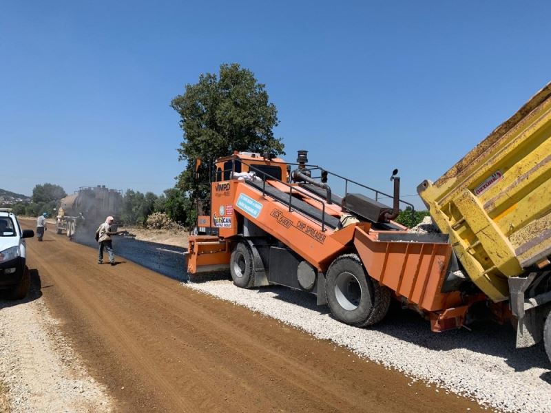 Akhisar ve Gölmarmara’da asfalt çalışmaları başladı
