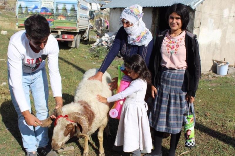 Kaymakam Ömeroğlu yetimlere kurbanlık koyun hediye etti
