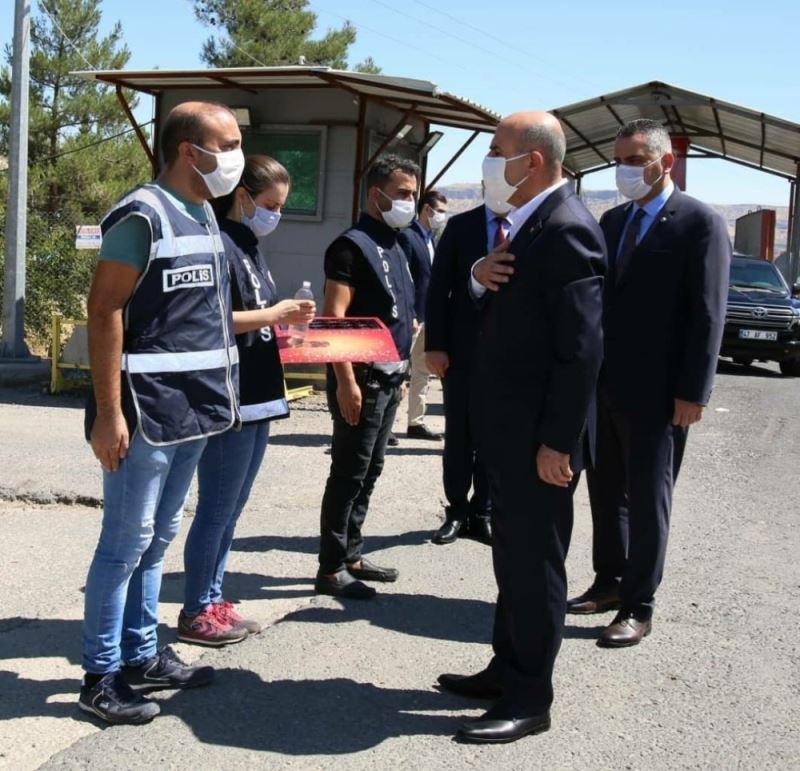 Vali Demirtaş, uygulama noktalarındaki polislerin bayramını kutladı
