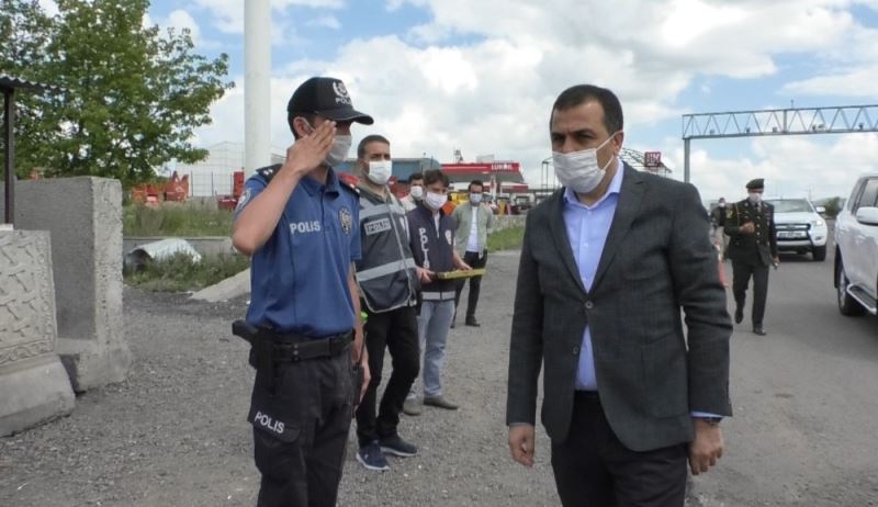 Vali Öksüz’den uygulama noktasında görevli polis ve jandarmaya ziyaret
