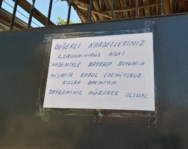 Evinin kapısına astığı yazıyla misafirleri geri çevirdi
