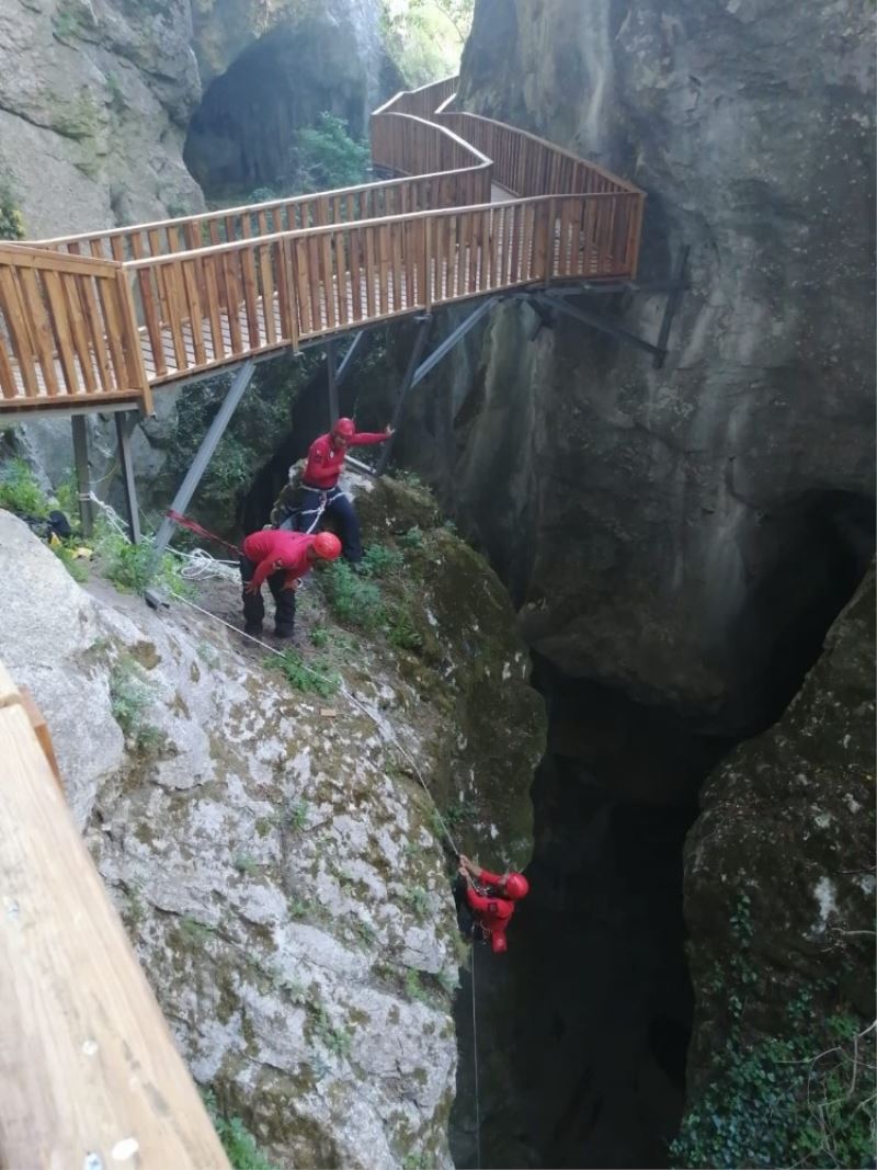 JAK Timi, Horma Kanyonu’na düşen cüzdanı 25 metre iple salınarak aldı
