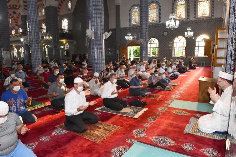 Vali Su, bayram namazını Muğdat Camii’nde kıldı
