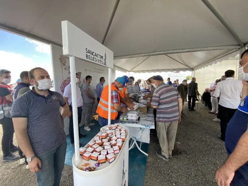 Sancaktepe Belediye Başkanı Döğücü’den vatandaşlara kavurma ikramı
