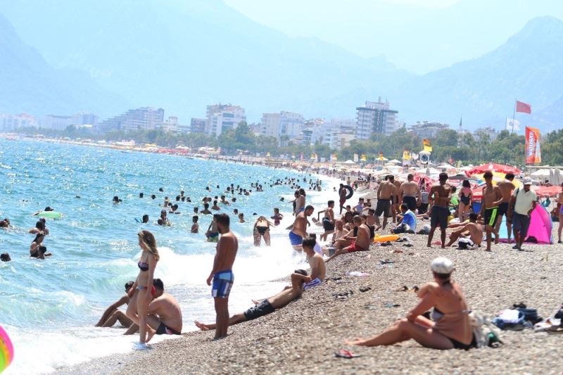 Termometrelerin 41 dereceyi gösterdiği Antalya’da sahillerden sosyal mesafe ve maskesiz görüntüler
