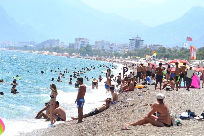 Termometrelerin 41 dereceyi gösterdiği Antalya’da sahillerden sosyal mesafe ve maskesiz görüntüler
