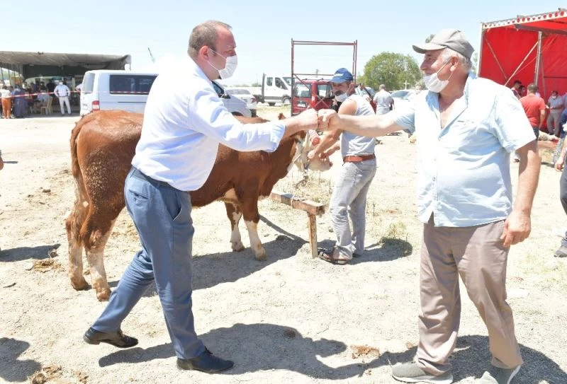 Çiğli Belediyesi kurban etlerini ihtiyaç sahiplerine iletiyor
