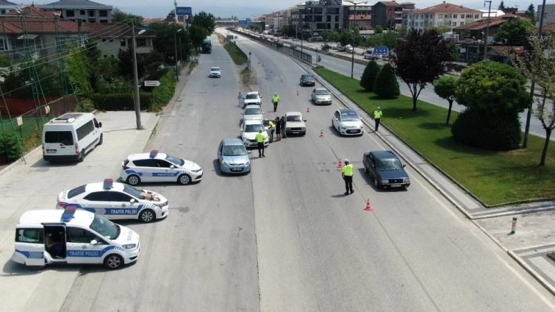 Polis karayolunda kolonya ve düdük dağıtarak bayram kutladı
