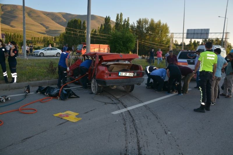 Kazada parçalanan Tofaş’ın içerisindeki 2 kişi hayatını kaybetti
