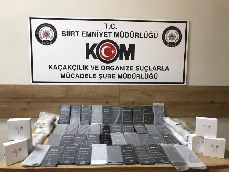 Siirt’te kaçak telefon, bluetooth kulaklık ve şarj aleti ele geçirildi
