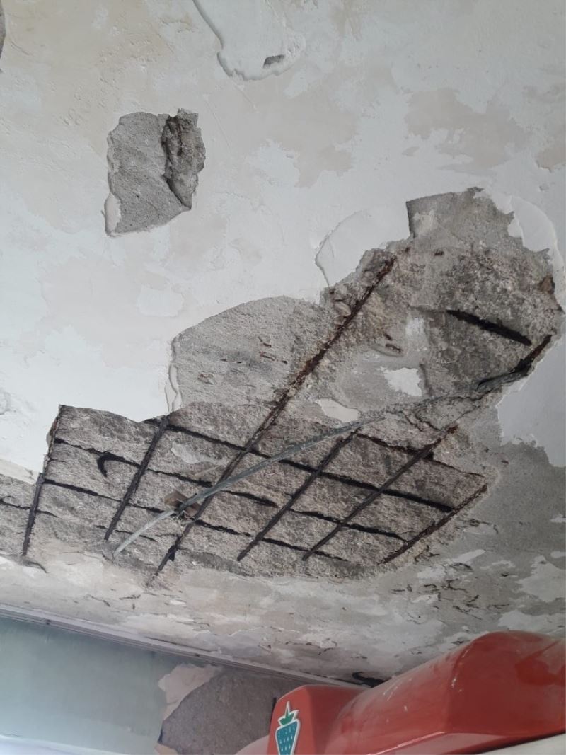 Zeytinburnu’nda çökme riski taşıyan bina tahliye edildi
