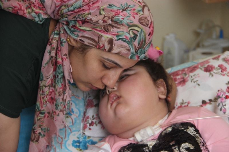 Bademcik ameliyatından sonra bitkisel hayata giren minik kızın yaşam mücadelesi
