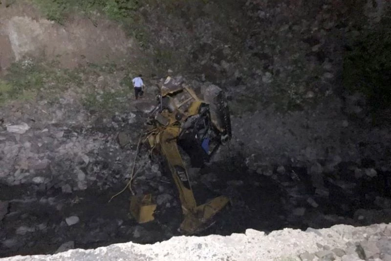 Gümüşhane’de yol çalışması yapan ekibin üzerine heyelan düştü: 2 ölü

