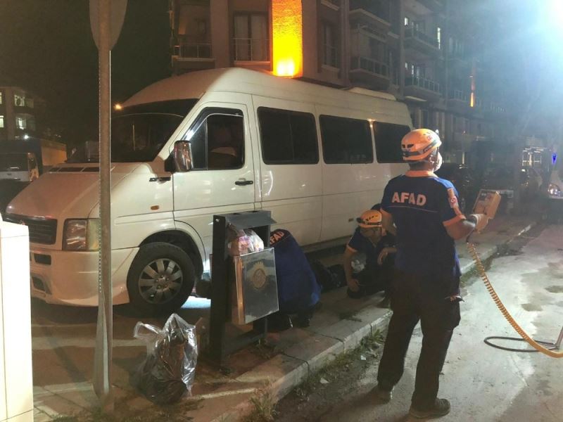 Minibüsün altında sıkışan yavru kediyi AFAD ekipleri kurtardı
