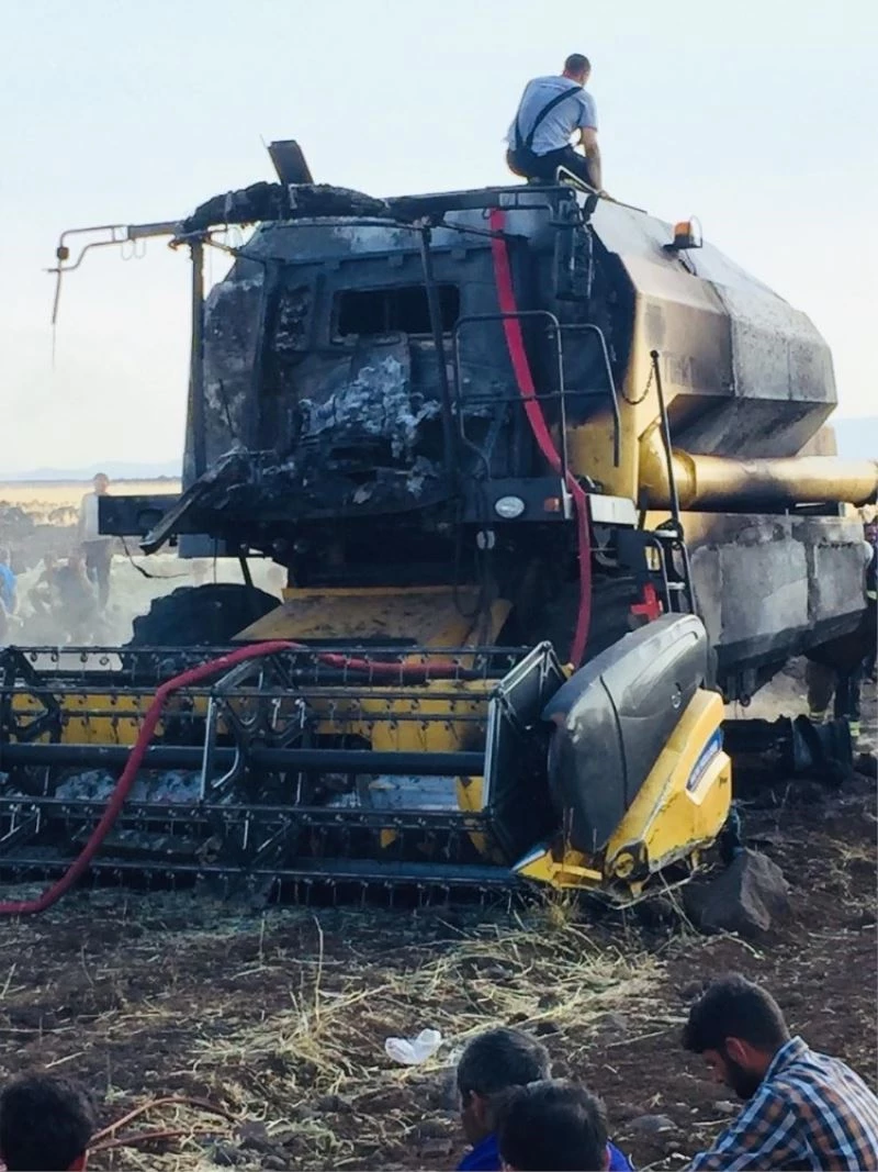 Biçerdöver alev aldı, 300 dönüm ekili arazi kül oldu
