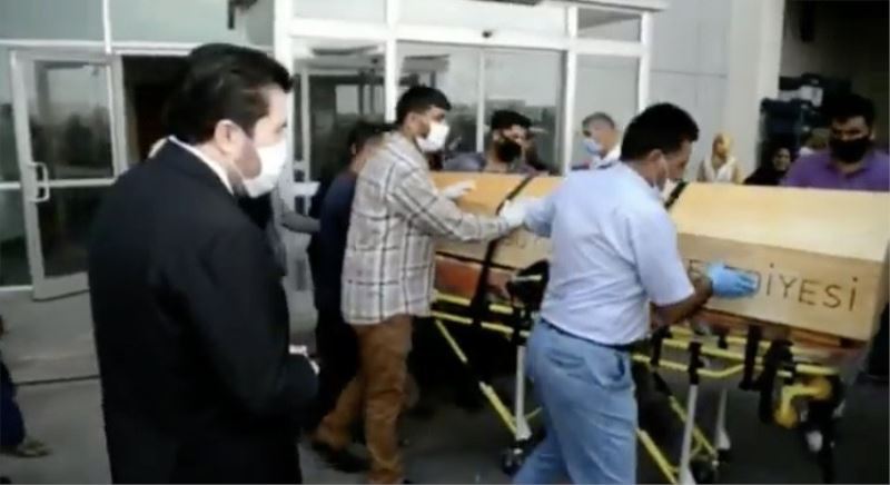 Suriyeli kadının cenazesi, Ağrı Belediyesine ait cenaze aracı ile vatanına gönderildi
