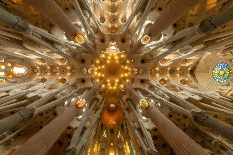 İspanya’da ünlü Sagrada Familia Bazilikası, salgında görev alanlar için yeniden açıldı
