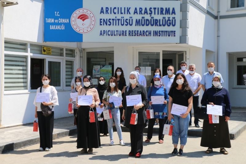 Ordu’da çiftçi kadınların geliri arı sütünden
