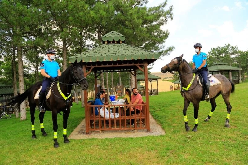 Deprem bölgesi Elazığ’da, atlı jandarmalar moral görevine başladı
