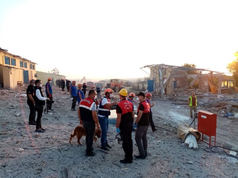 Afet Kriminal İnceleme ekibi Hendek’te havai fişek fabrikası patlama bölgesinde
