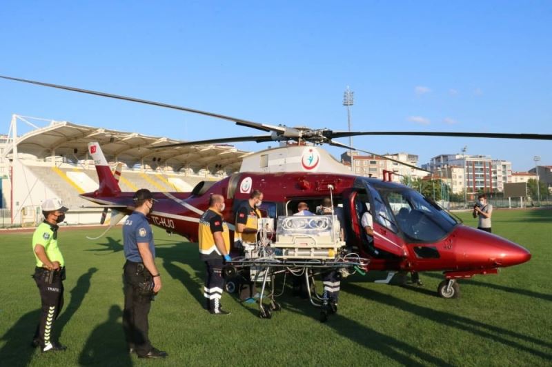 Ambulans helikopter nöral tüp defekti bebek için havalandı
