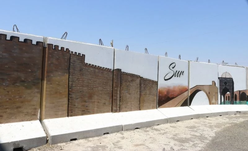 Kontrol noktalarındaki beton bloklara Diyarbakır’ın tarihi dokuları resmedildi
