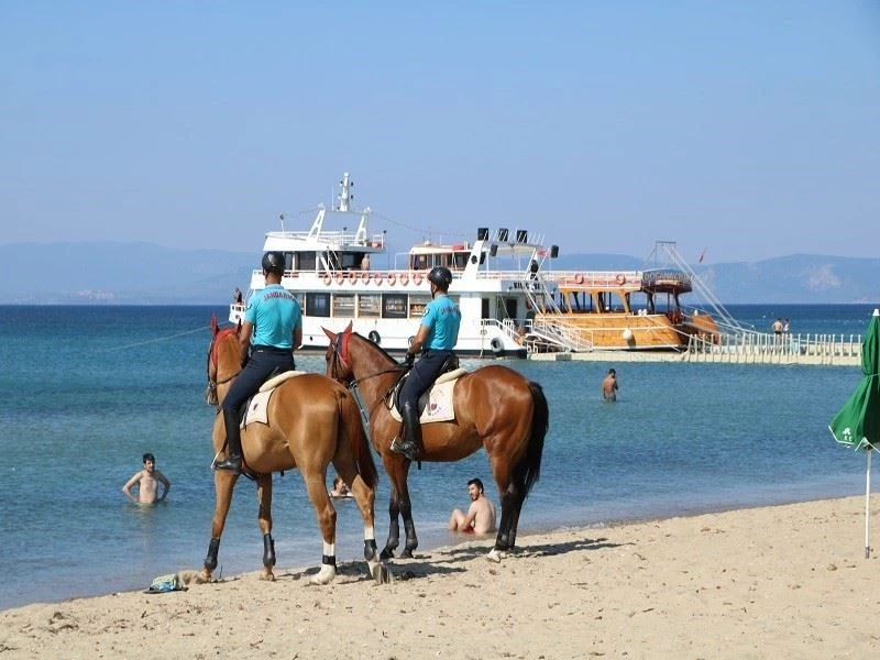 Ayvalık’ta Covit 19 pandemisine karşı atlı jandarma timleri iş başında
