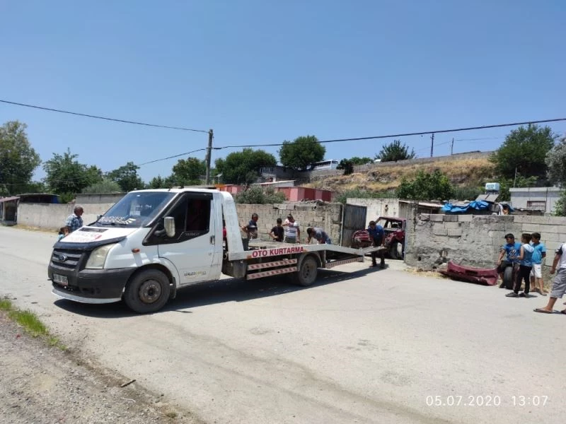 Evin avlusuna düşen otomobil hurdaya döndü
