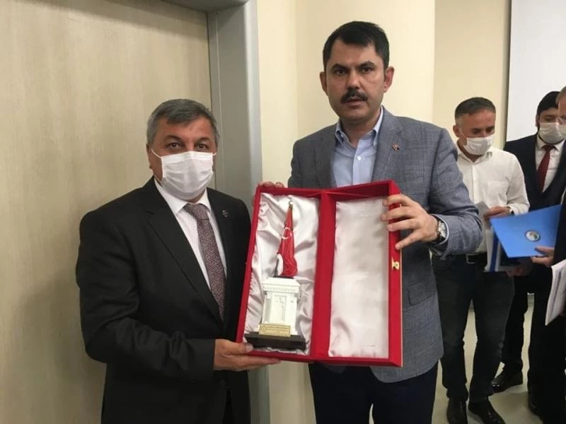 Başkan Arif Teke’den Bakan Kurum’a Şehit Sancaktar Anıtı biblosu hediyesi
