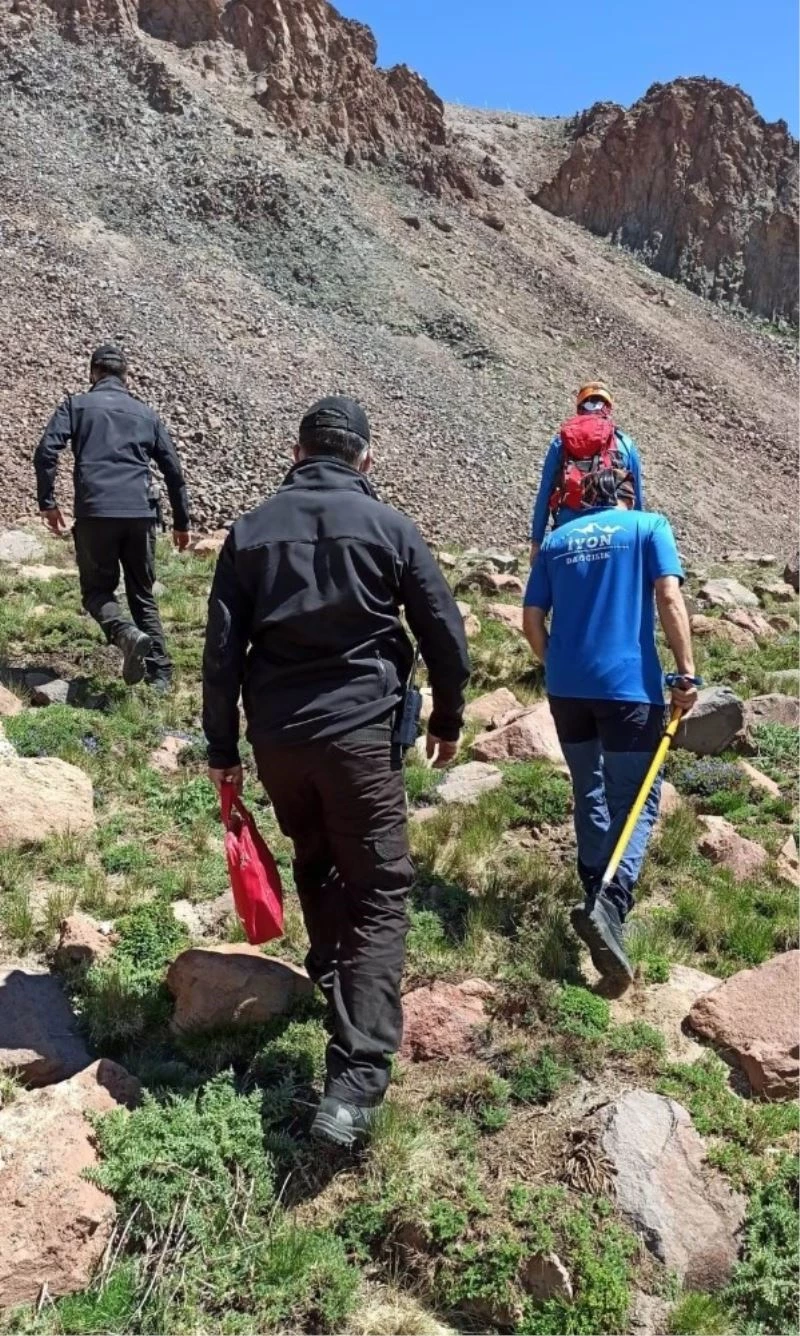 Mahsur kalan dağcıyı JAK kurtardı
