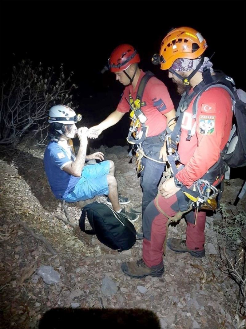 Kelebekler vadisinde mahsur kalan tatilciyi JAK ve AKUT kurtardı
