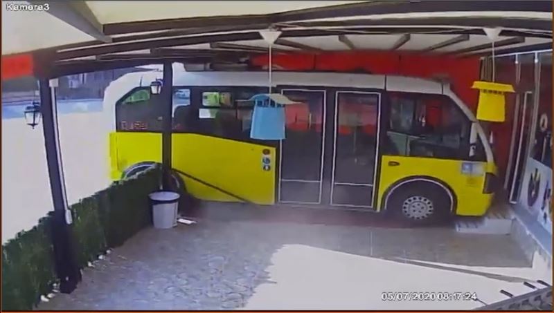 Sürücüsüz minibüs harekete geçti, çiğ köfteciye daldı
