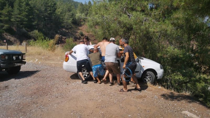 Uçuruma düşmekten son anda kurtuldular
