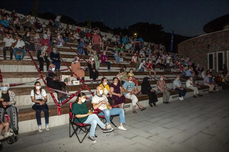 Mesafeli sinemaya büyük ilgi
