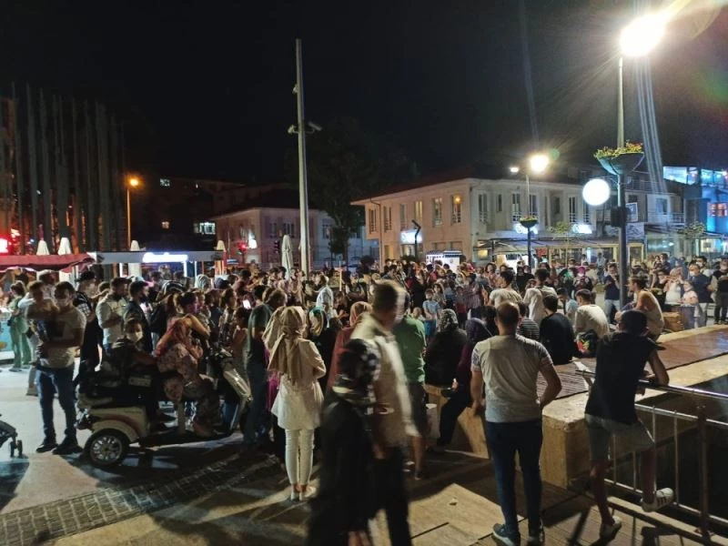 Sahiller doldu taştı, kimse mesafeye ve maskeye dikkat etmedi
