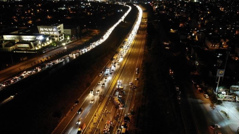 Devrilen otobüsün kilitlediği TEM Otoyolu trafiğe açıldı
