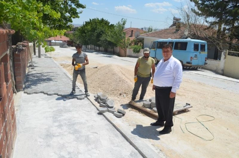 Beylikova’da kaldırımlara kilitli parke taşı döşeniyor
