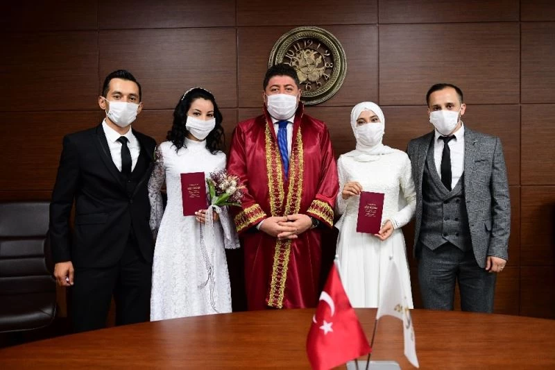 Aynı anda evlenen kardeşler, birbirlerinin şahidi oldu
