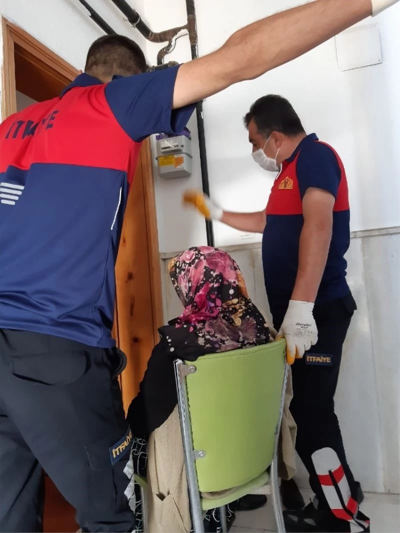 80 yaşındaki Halime teyzenin yardımına itfaiye koştu
