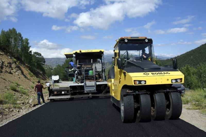 Gümüşhane köy yollarında 3 koldan asfalt çalışması yapılıyor
