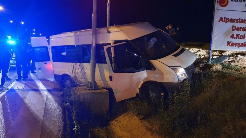 Polisin ‘dur’ ihtarına uymayan araç ile polis minibüsü kaza yaptı: 4 yaralı
