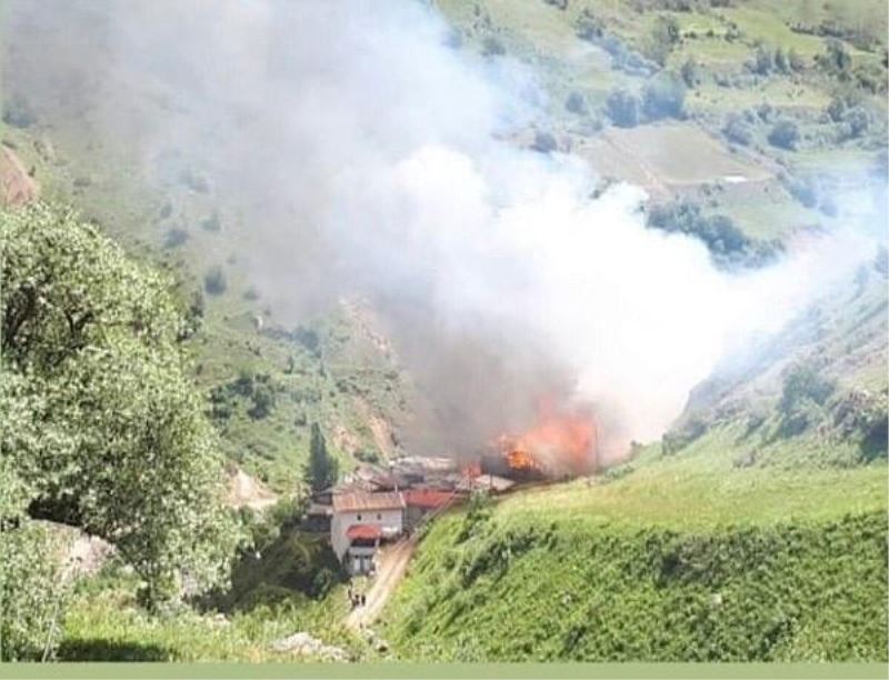 Artvin’in Yusufeli ilçesi Sahlepçiler köyündeki yangın kontrol altına alınmaya çalışılıyor
